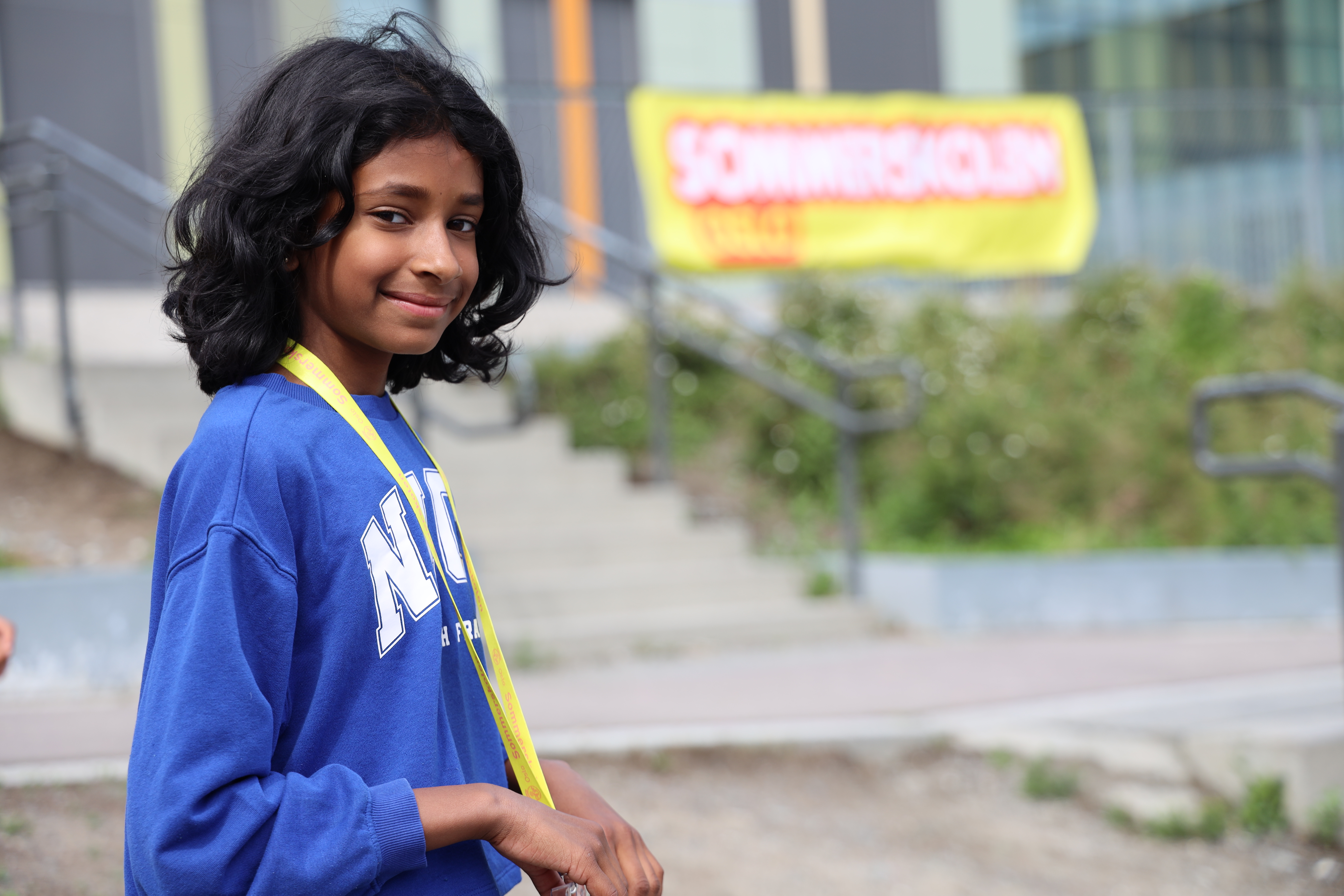 en person i blå skjorte