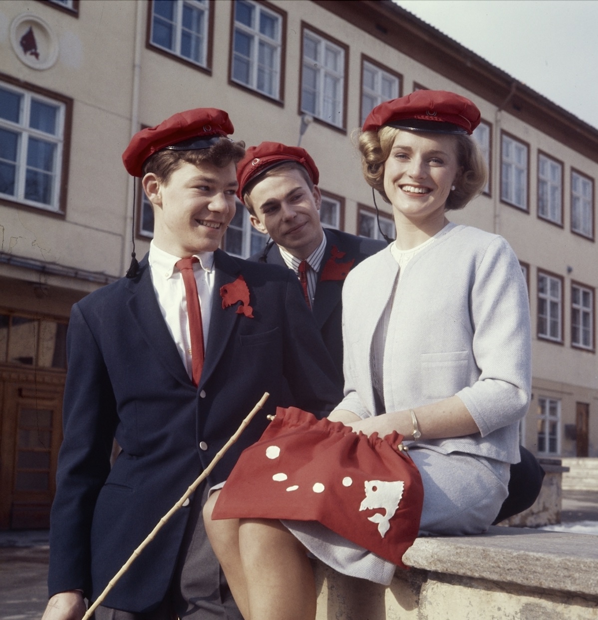 Russ p&aring; Ullern gymnas, 1964 med russeluer og russesymbolet ULKA. 