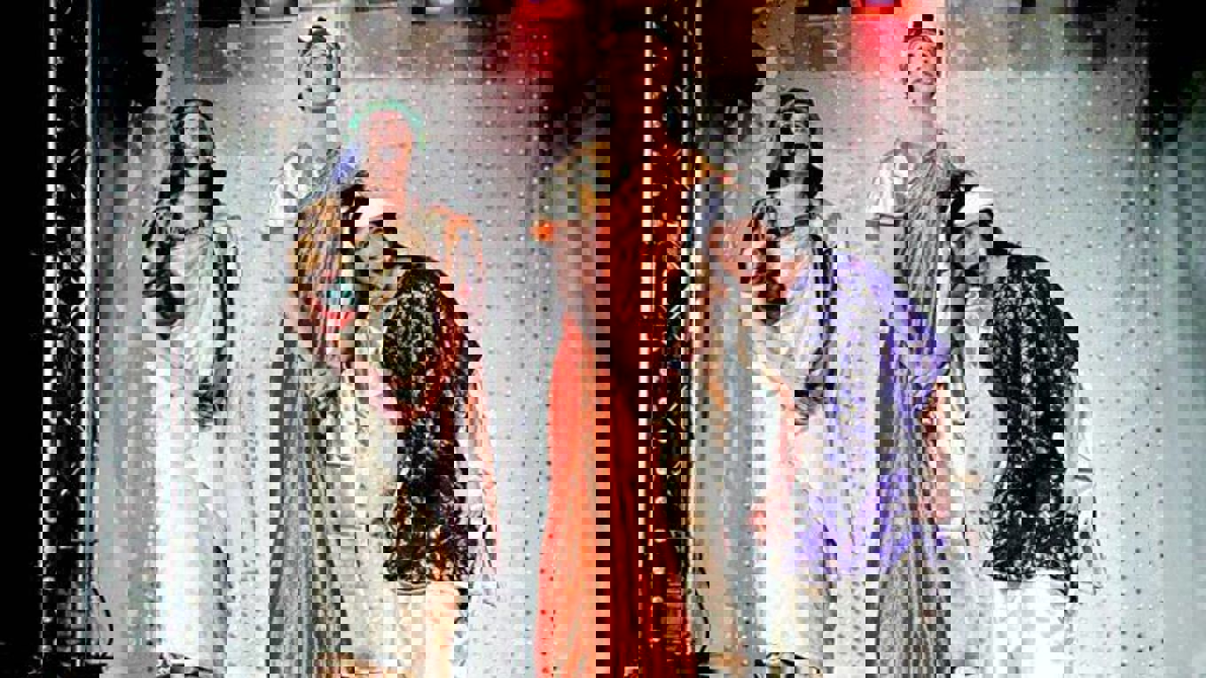 Tre revyskuespillere som hellige tre konger. Revy, glitter og stas Tre revyskuespillere som hellige tre konger. Revy, glitter og stas