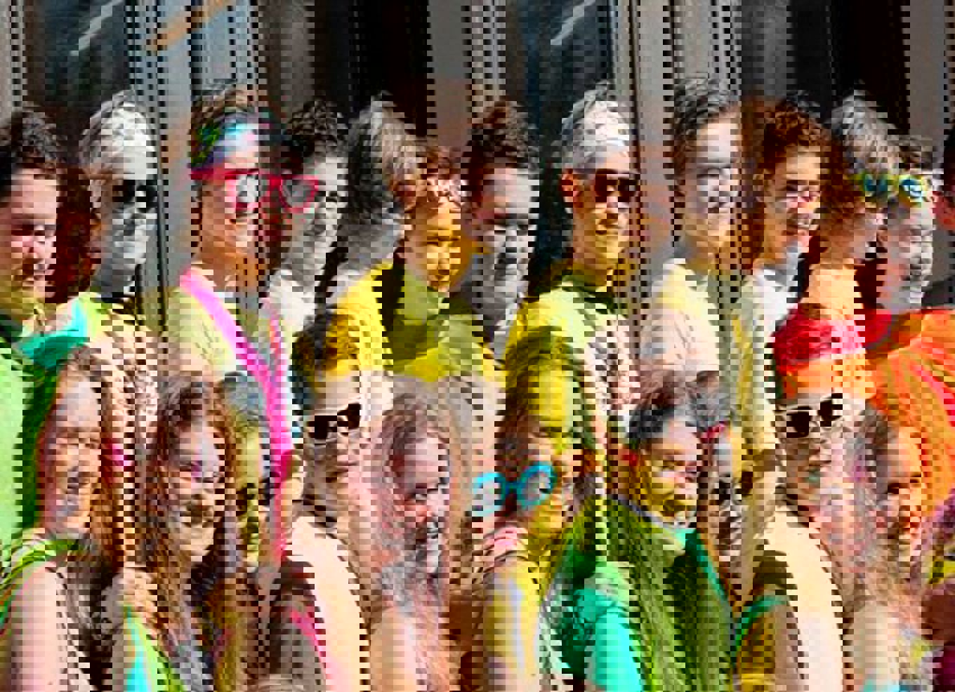 Årbok: Elever utkledd og oppstilt for å ta klassebilde til årboken