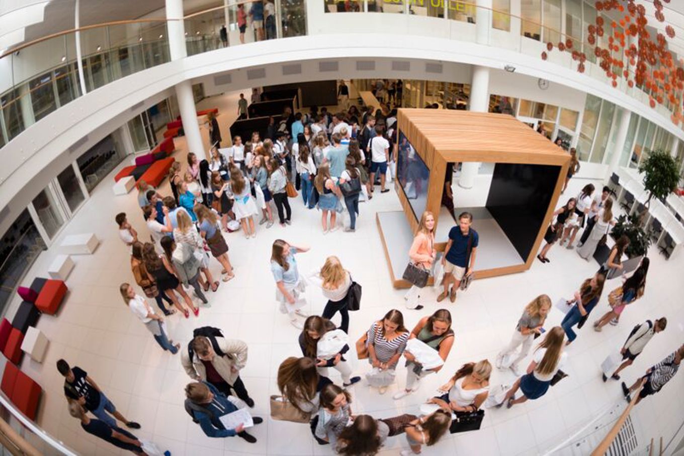 Bilde som viser ungdommer i fellesarealene på Ullern vgs Bilde som viser ungdommer i fellesarealene på Ullern vgs