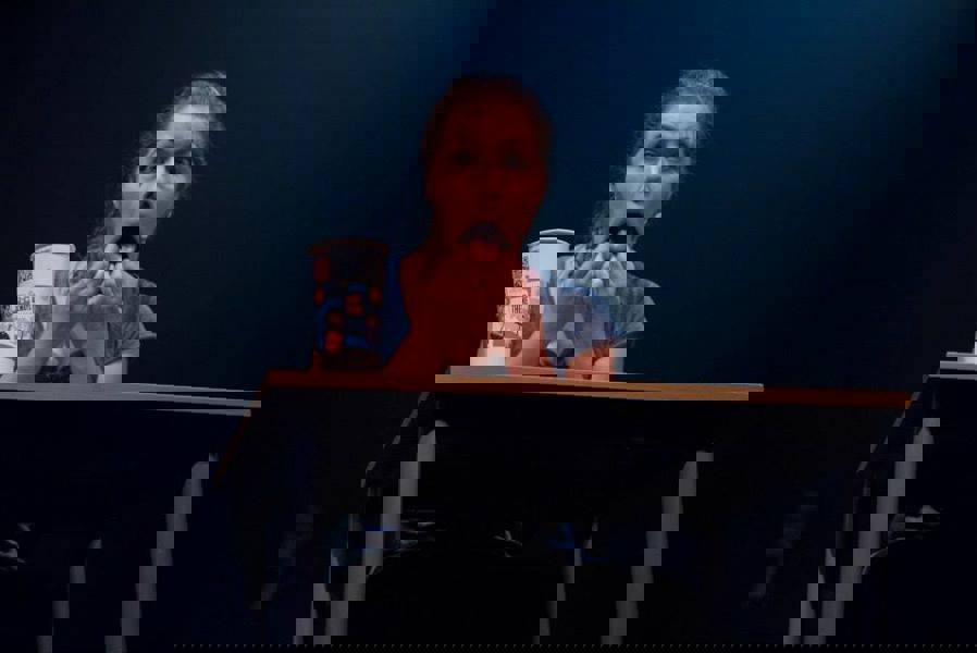 Ullernrevyen: Skuespiller gjør grimaser på scenen