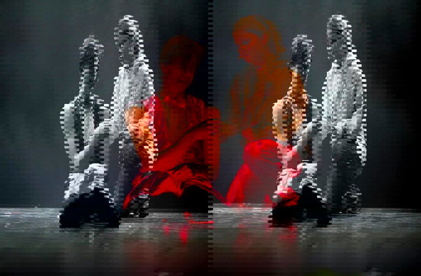 Ullernrevyen: To skuespillere på scenen