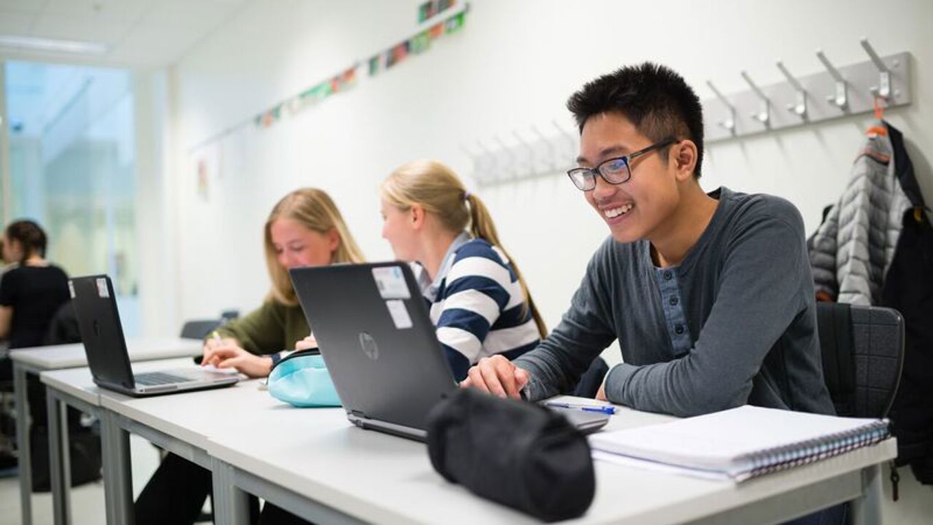 Elever som bruker PC