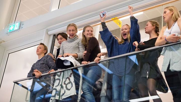 Heia elevrådet! Bildet viser elever som jubler under en elevaktivitet i gymsalen.