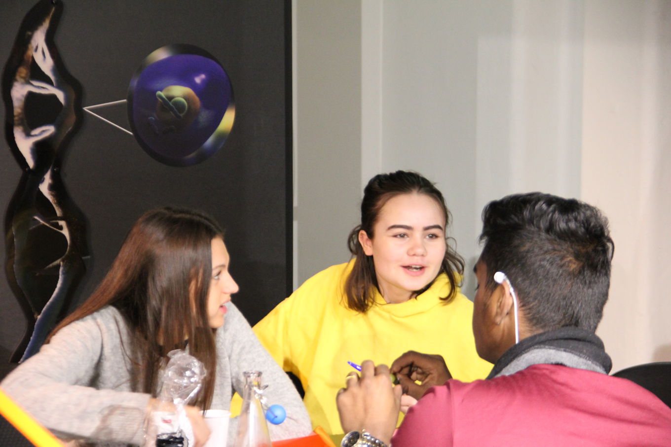 Tre elever i gruppediskusjon