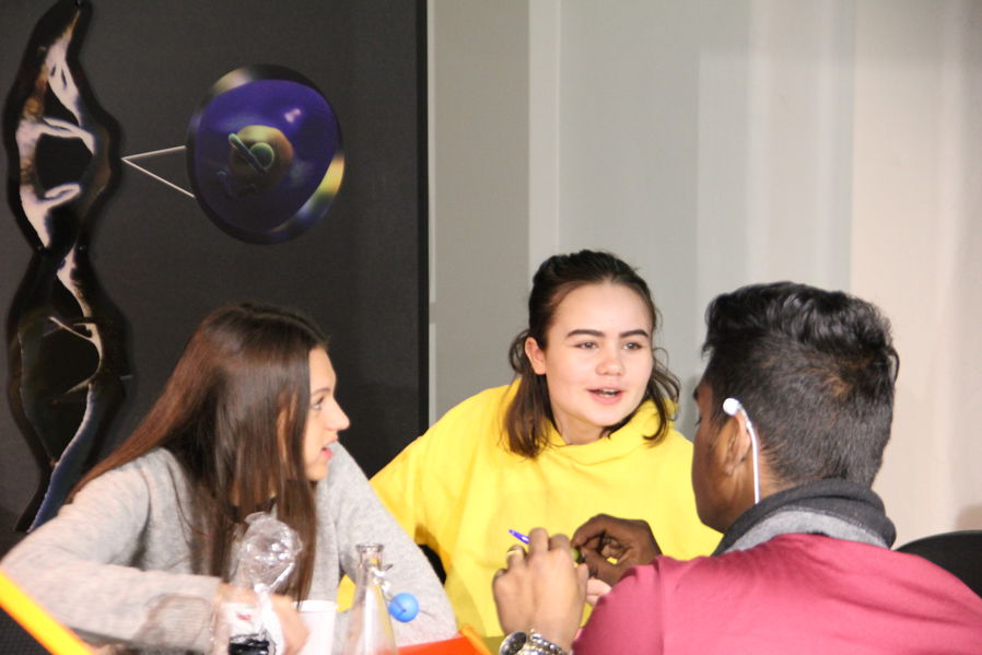 Tre elever i gruppediskusjon