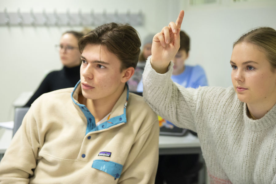 Du må velge fremmedspråk og mattekurs før skolestart. Bildet viser elever i undervisningssituasjon.