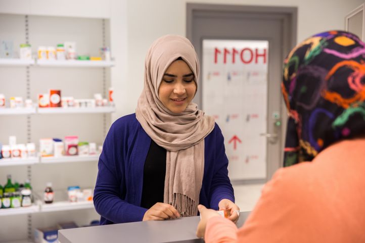 To elever trener på kommunikasjon og samhandling i Apotekteknikk sitt øvingsapotek på skolen.