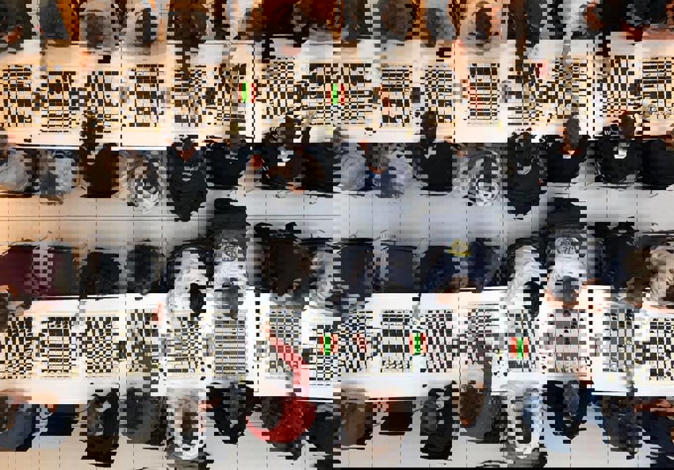 Sjakkturnering: Overvinklet bilde av mange sjakkbrett med spillere