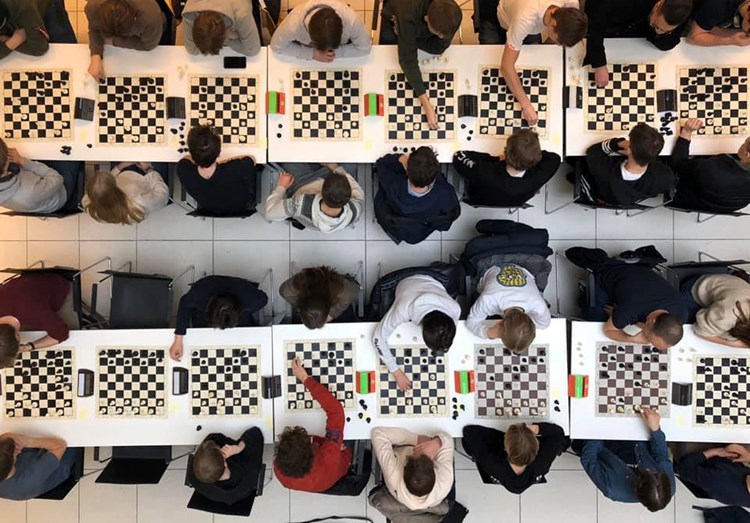 Sjakkturnering: Overvinklet bilde av mange sjakkbrett med spillere