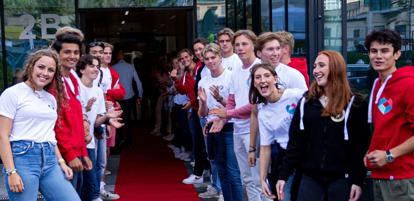 Faddere ved inngangen første skoledag