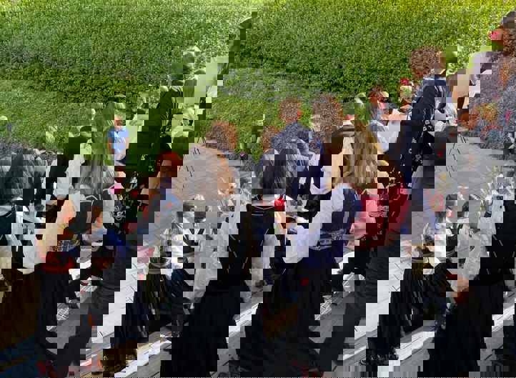 Avslutning med fotografering, finstas, roser og koronaavstand