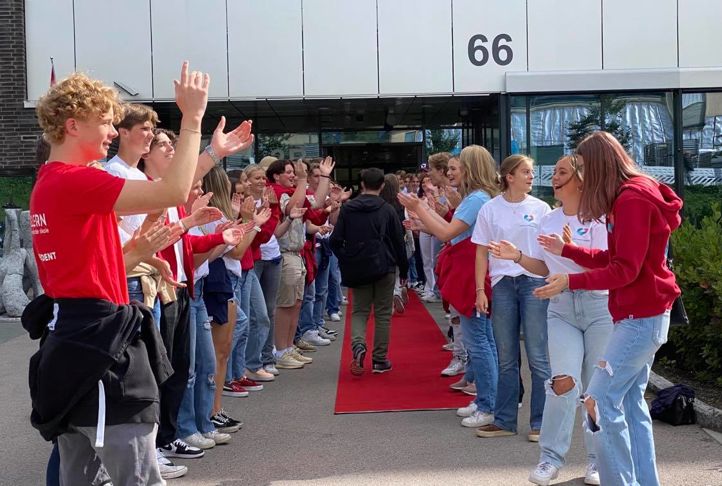 Faddere ønsker velkommen første skoledag