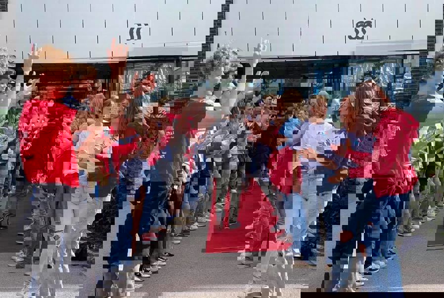 Faddere ønsker velkommen første skoledag