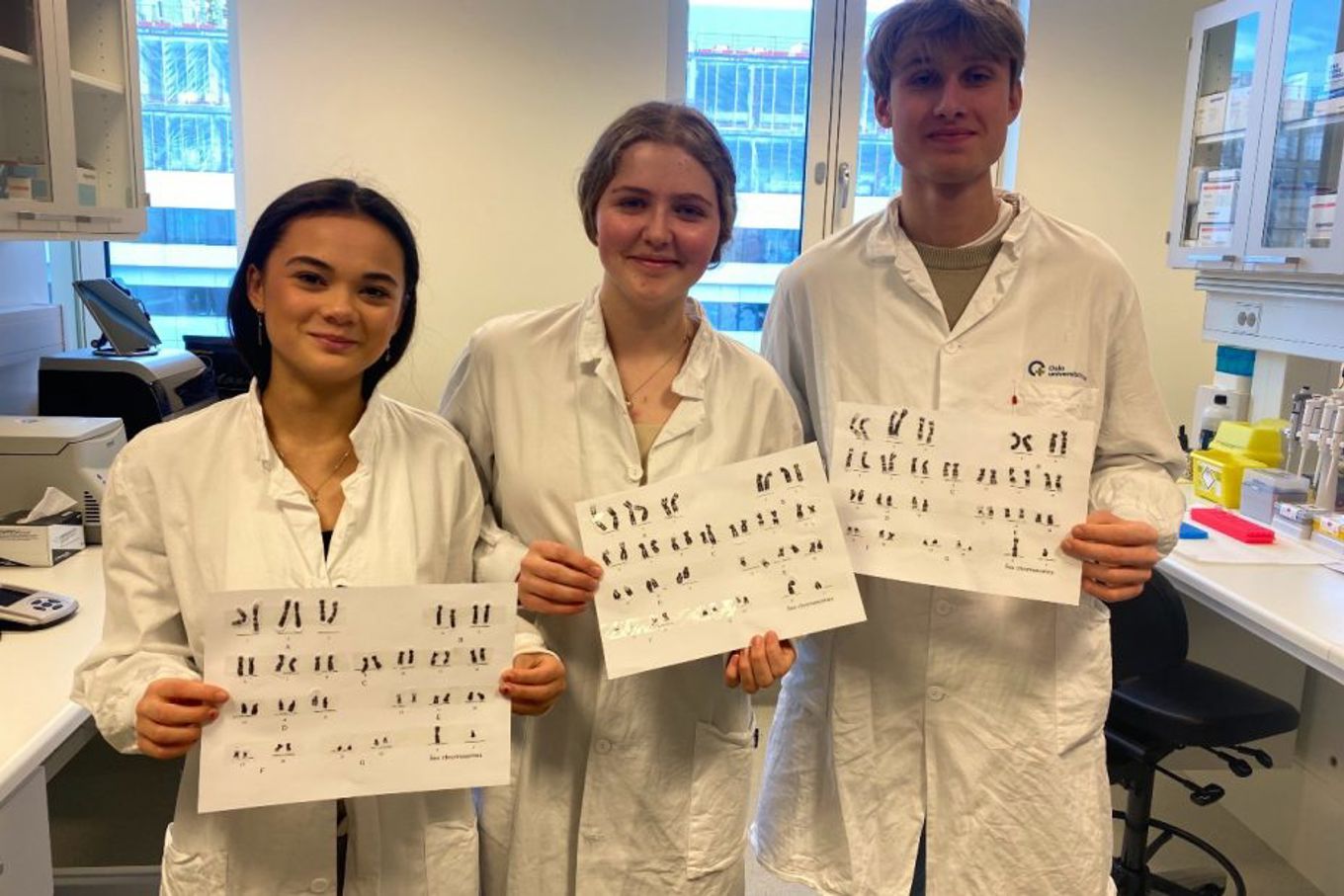 Foto: Elisabeth Kirkeng Andersen, OCC Camilla, Silje og Erlend fra 1STF er forskerelever og har vært på utplassering. Her forsker de på sammenhengen mellom kromosomendringer og blodkreft.