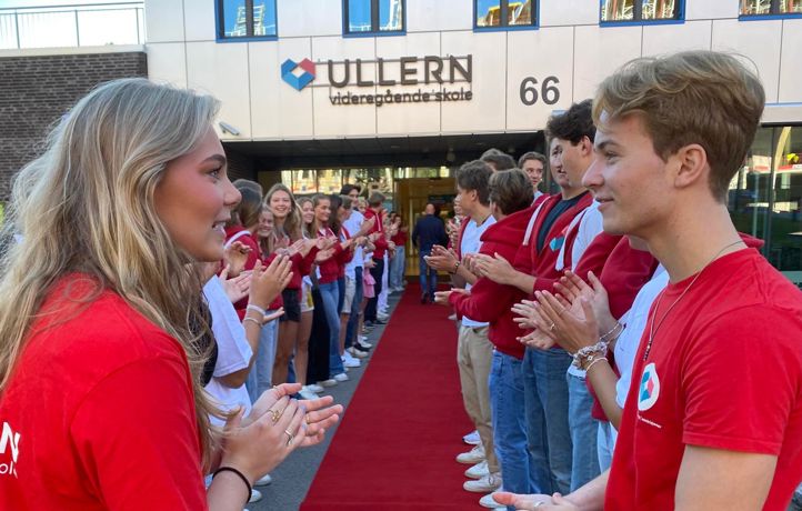 Velkommen til Ullern! Bildet viser faddere, som er klare til å ta i mot nye elever første skoledag.