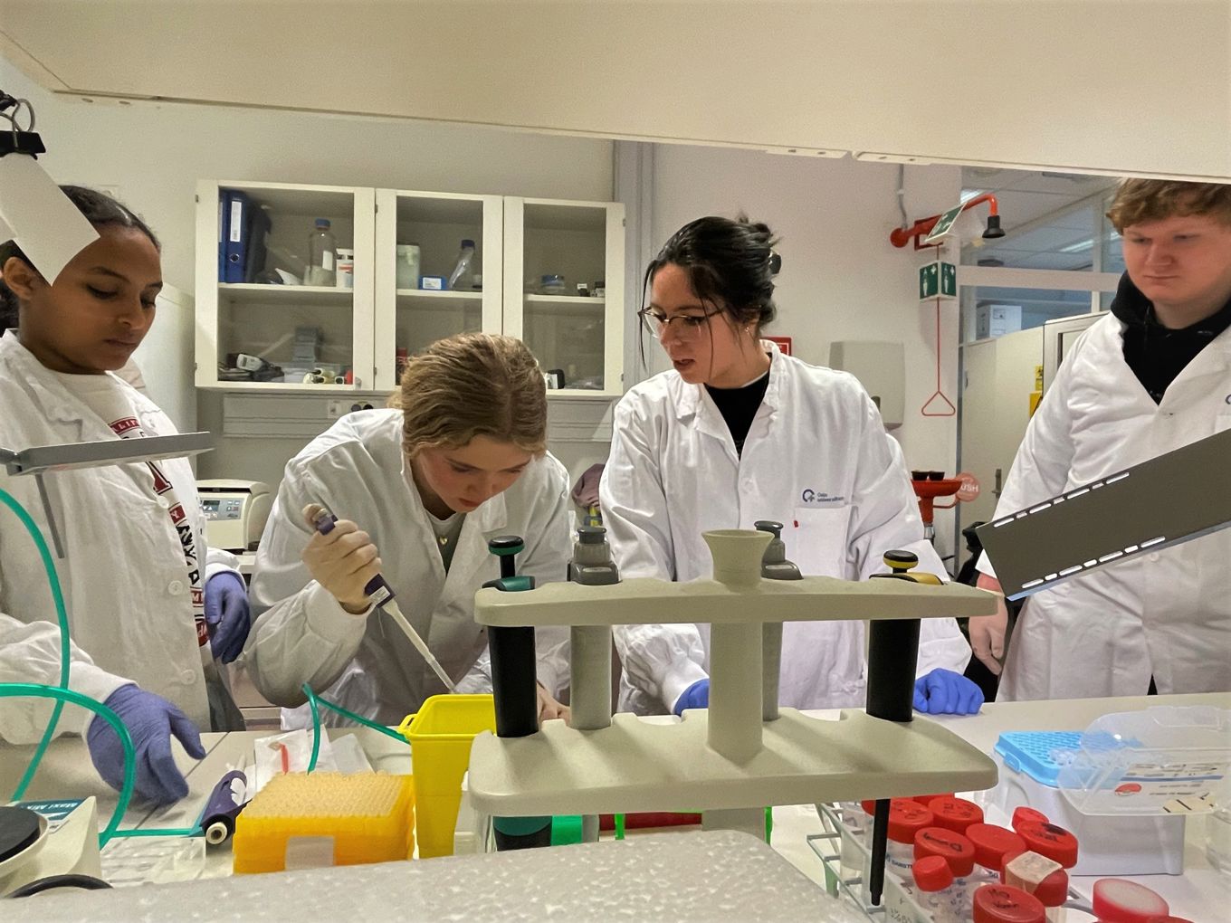 Elever i arbeid på laboratorium. Den skolefaglige avtalen gir unike muligheter for utplassering. Elever i arbeid på laboratorium. Den skolefaglige avtalen gir unike muligheter for utplassering.