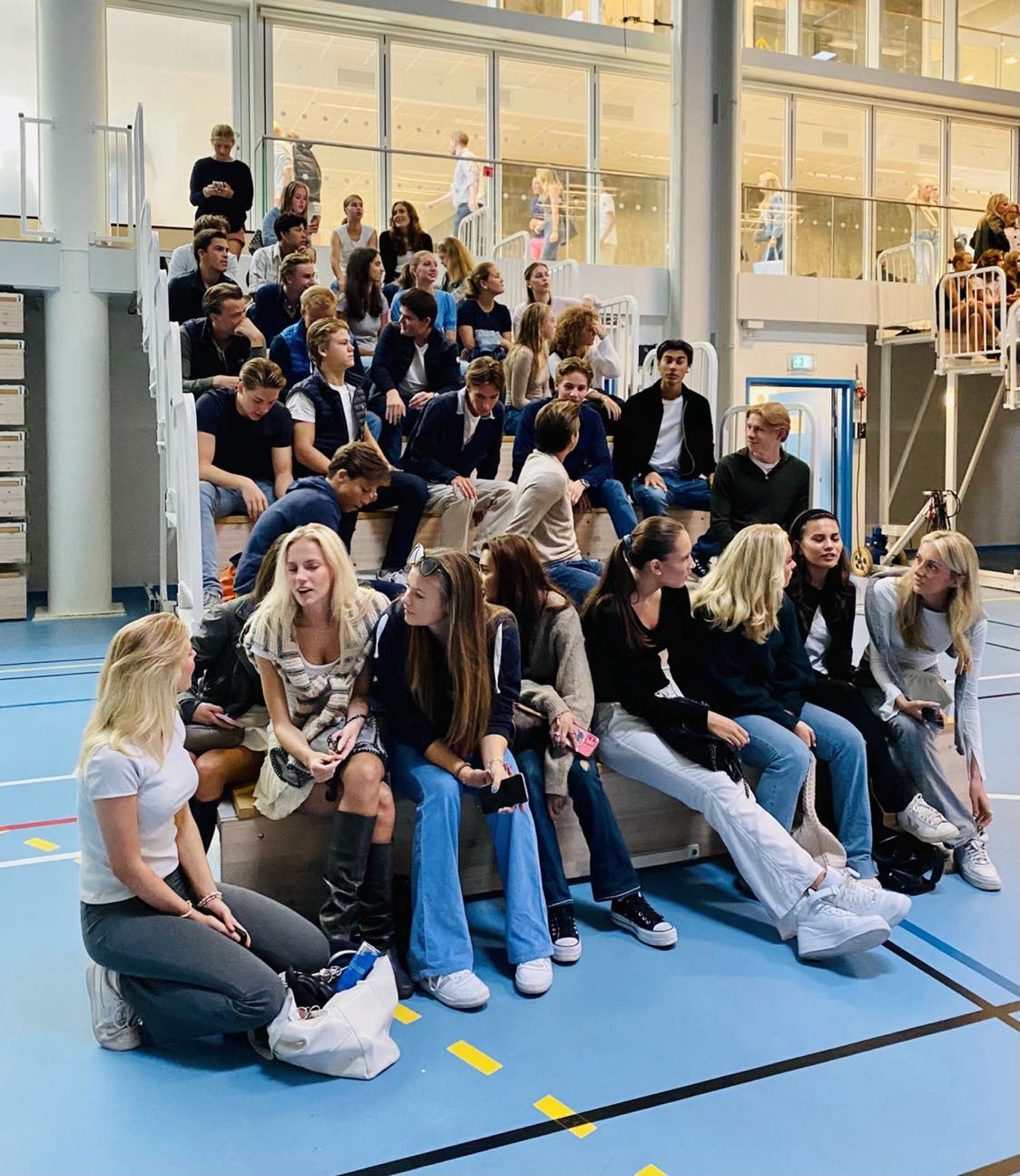 En gruppe elever i gymsalen første skoledag