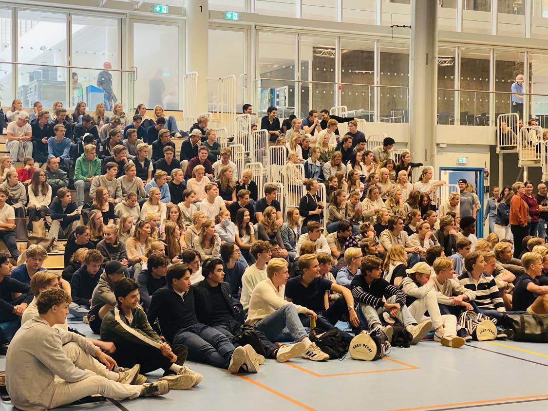 Bilde som viser en stor gruppe elever i en gymsal