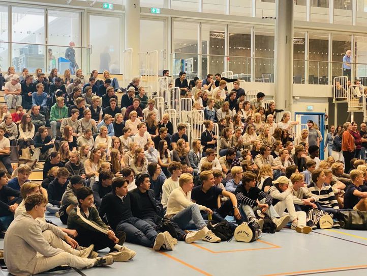 Bilde som viser en stor gruppe elever i en gymsal