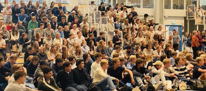 Bilde som viser en stor gruppe elever i en gymsal Bilde som viser en stor gruppe elever i en gymsal