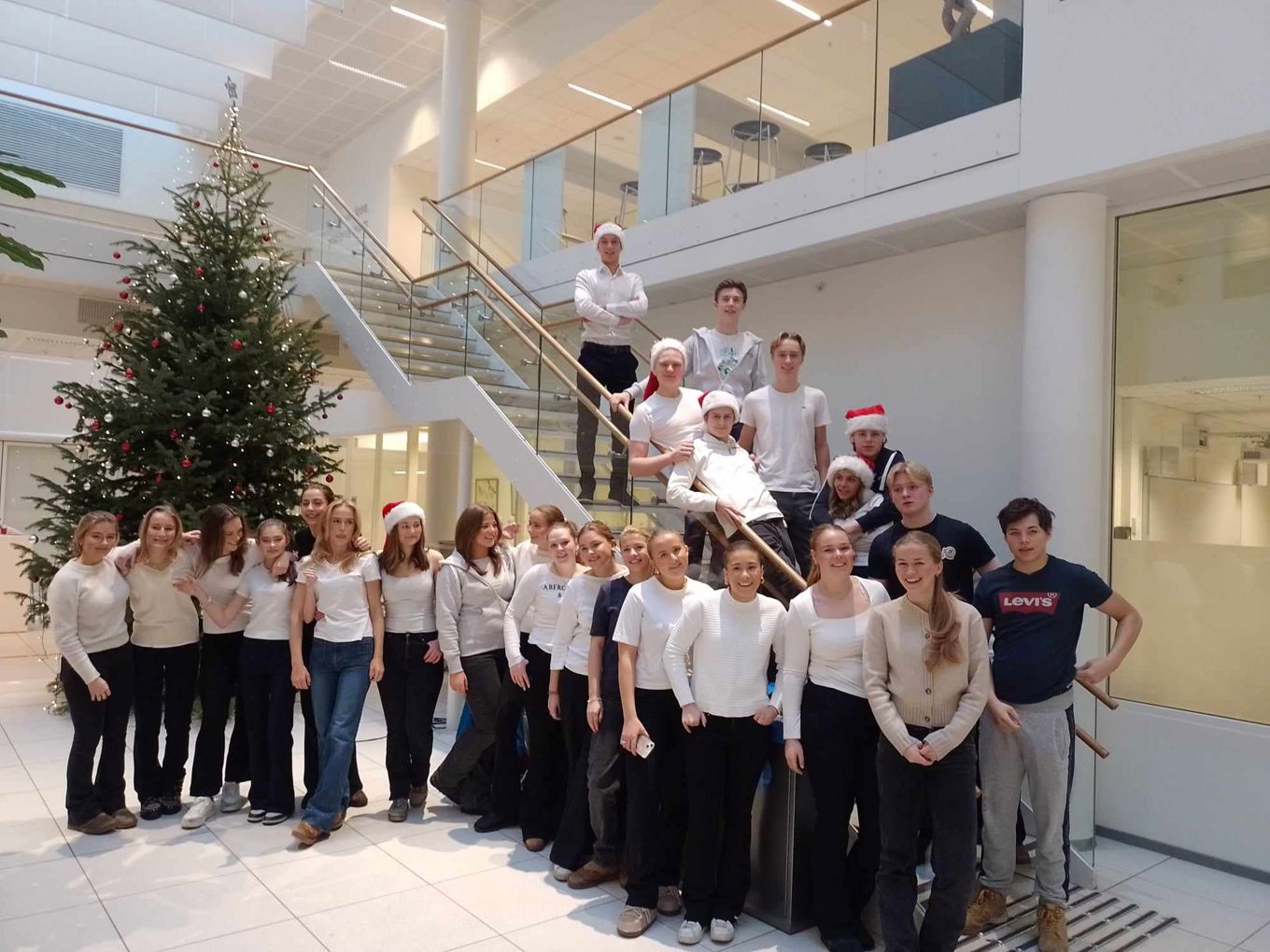 En gruppe mennesker som poserer for et bilde. Alle er faddere. 