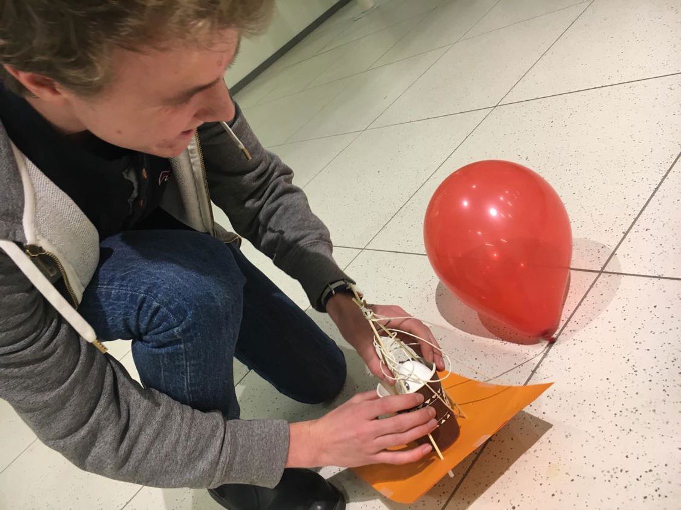 Gutt gjør forsøk med ballong Gutt gjør forsøk med ballong
