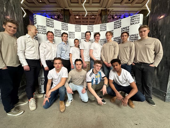 En gruppe mennesker som poserer for et bilde