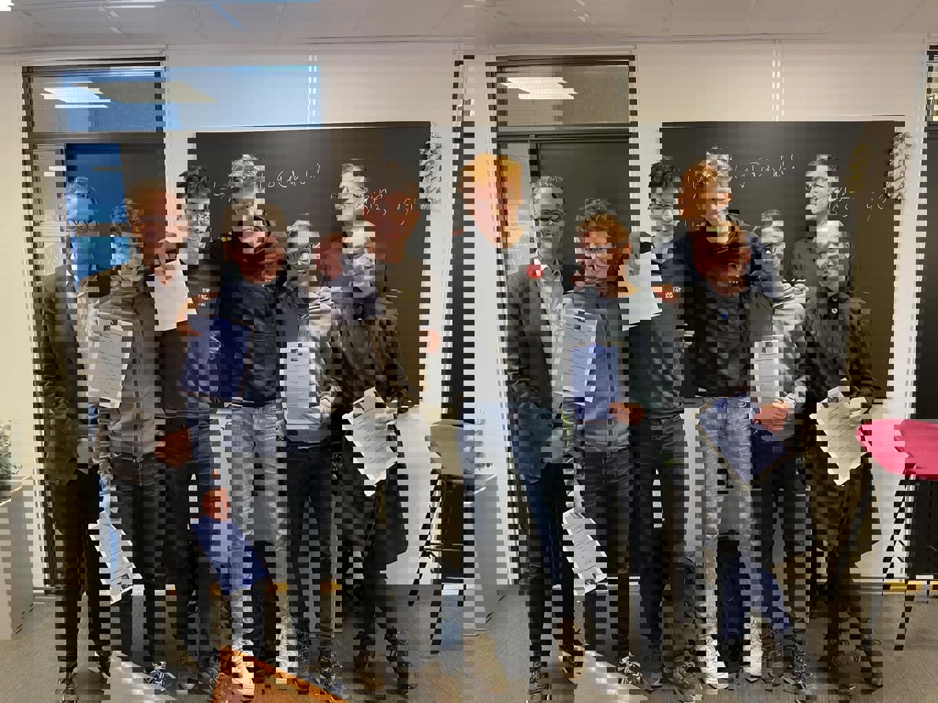 en gruppe mennesker som holder papirer