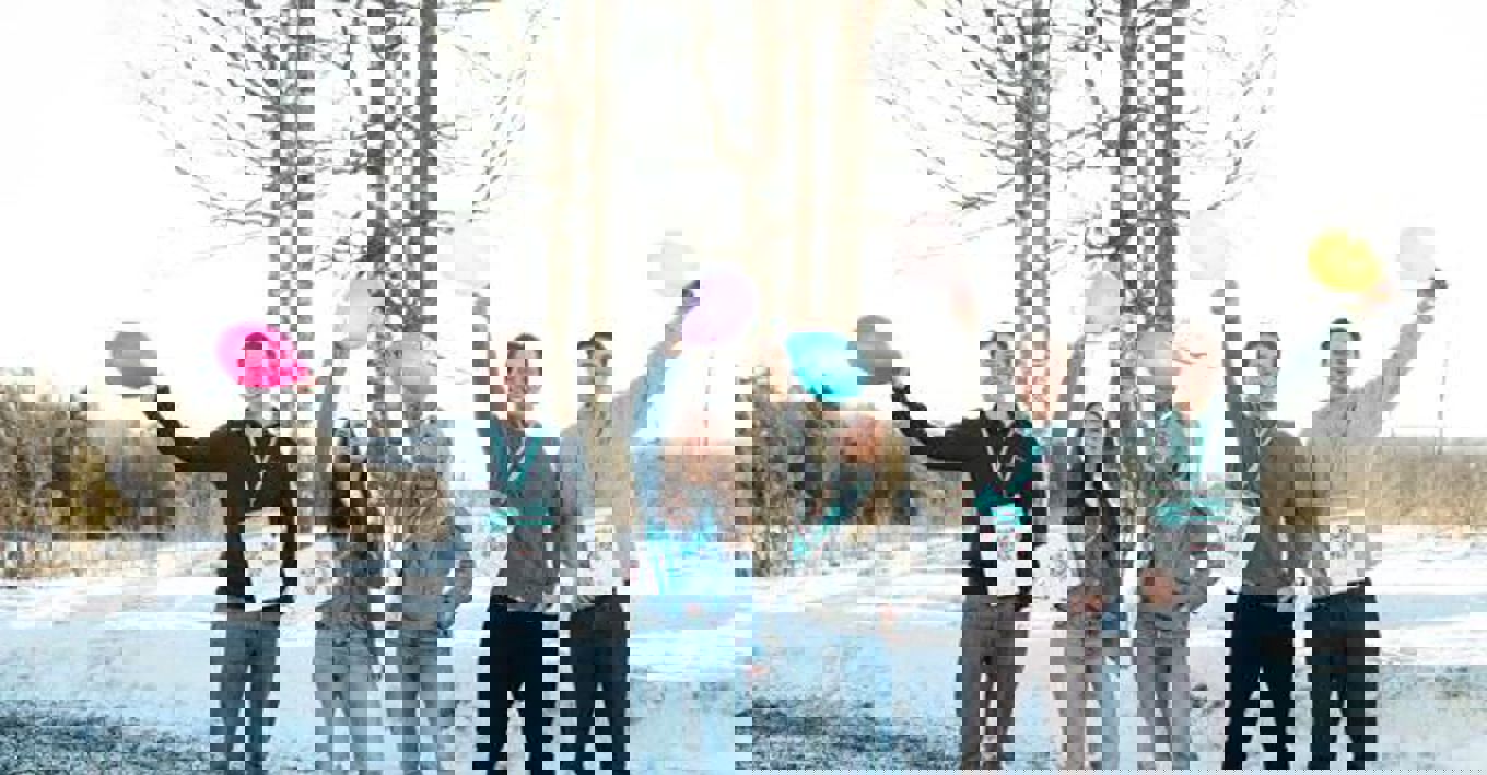 En gruppe mennesker som holder ballonger En gruppe mennesker som holder ballonger