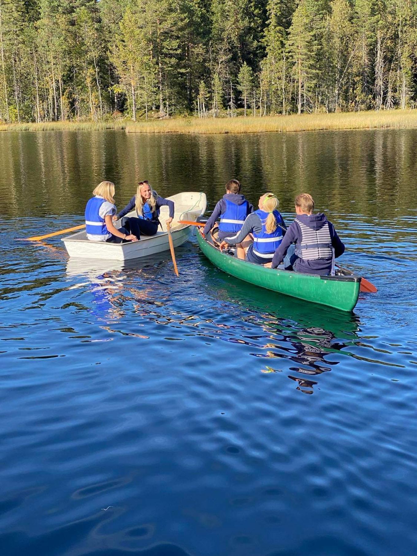 En gruppe mennesker i en kano En gruppe mennesker i en kano