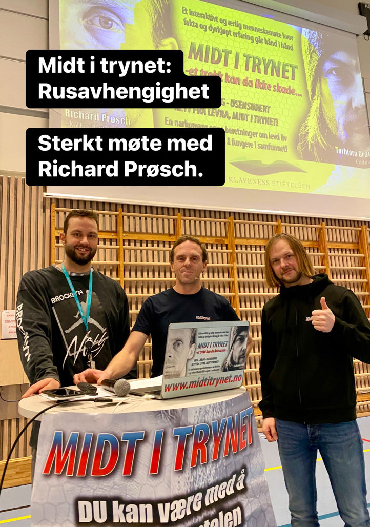 En gruppe mennesker som poserer for et bilde