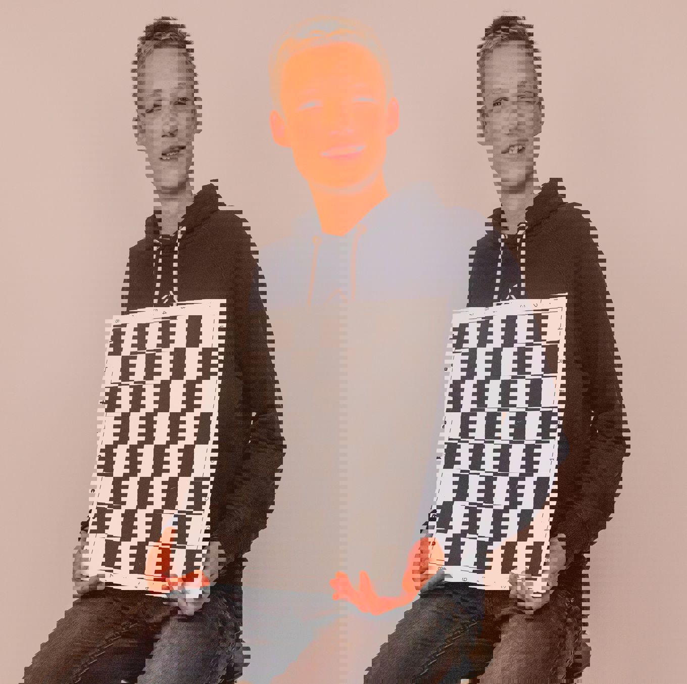 en person som sitter på en stol med et sjakkbrett