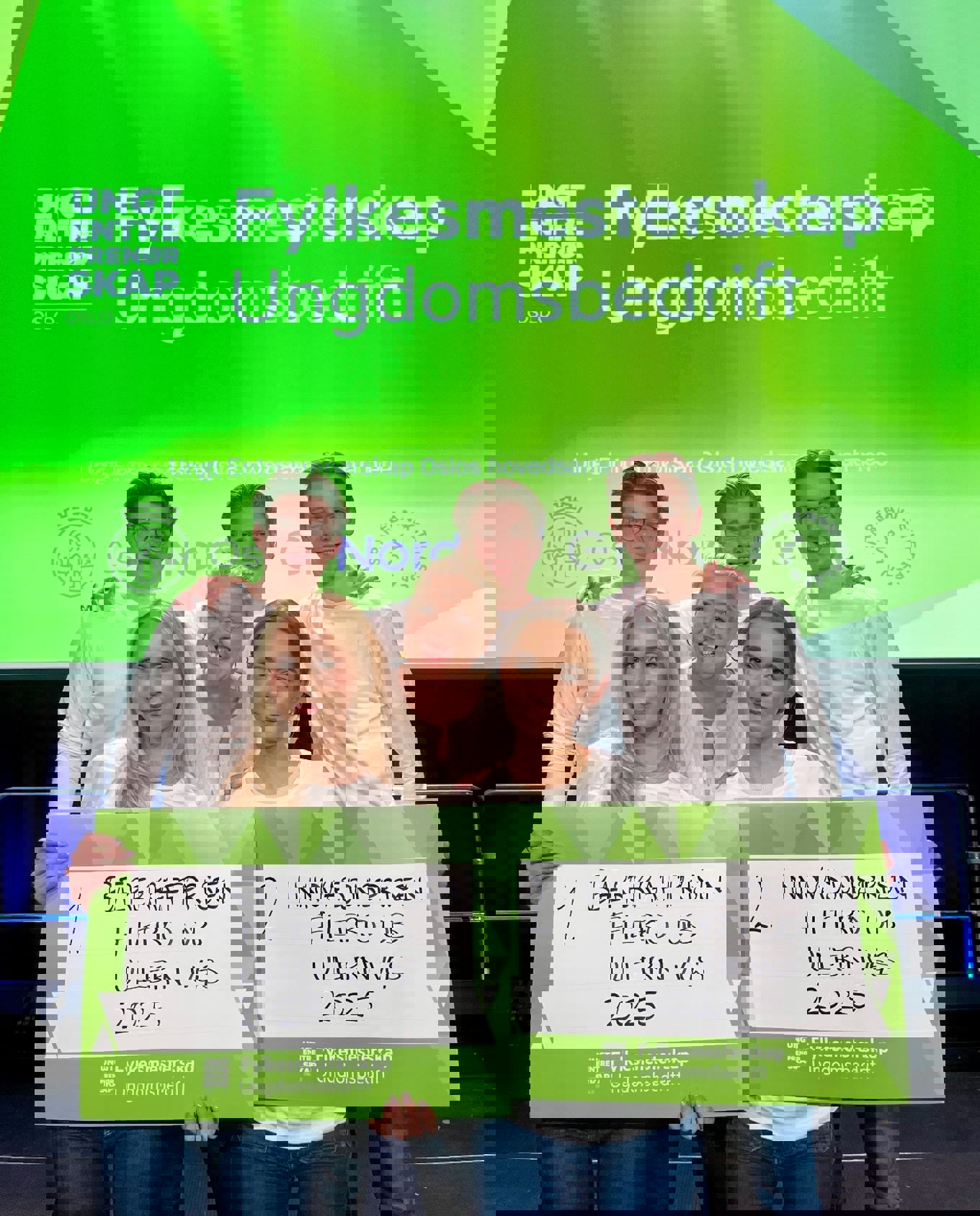 en gruppe mennesker som holder skilt