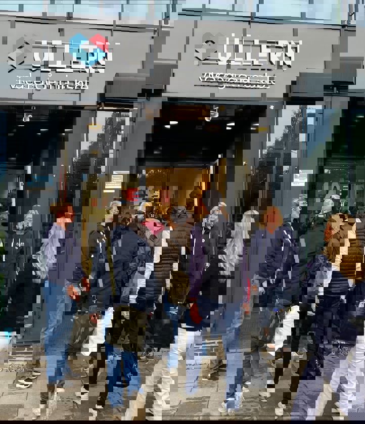 en gruppe mennesker som går utenfor en bygning