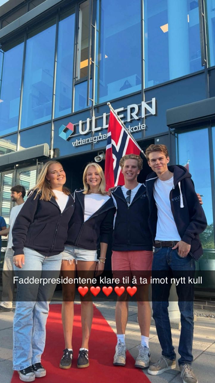 en gruppe mennesker som poserer for et bilde