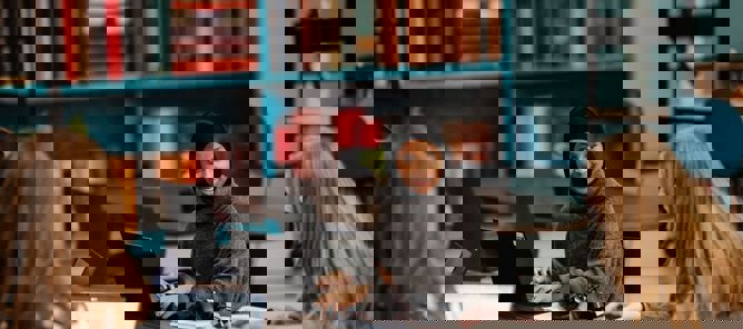 Foto: Foto: Sebastian Loraas en gruppe personr som sitter ved et bord med bærbare datamaskiner