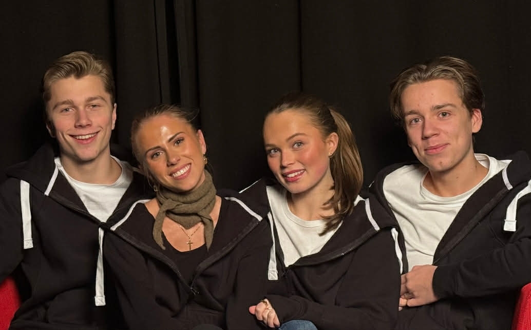 en gruppe mennesker som poserer for et bilde