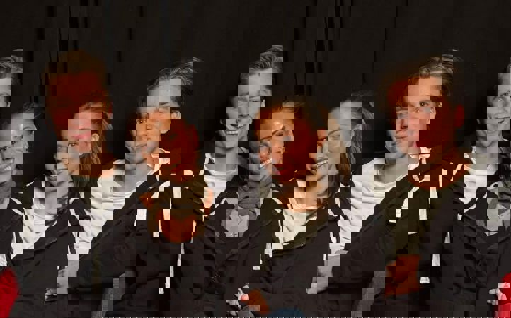 en gruppe mennesker som poserer for et bilde