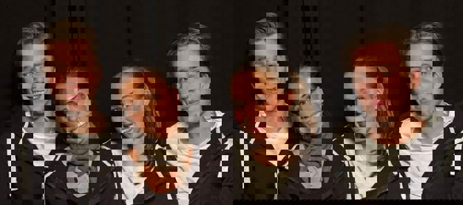 en gruppe mennesker som poserer for et bilde en gruppe mennesker som poserer for et bilde