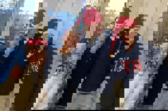 En gruppe mennesker med hatter