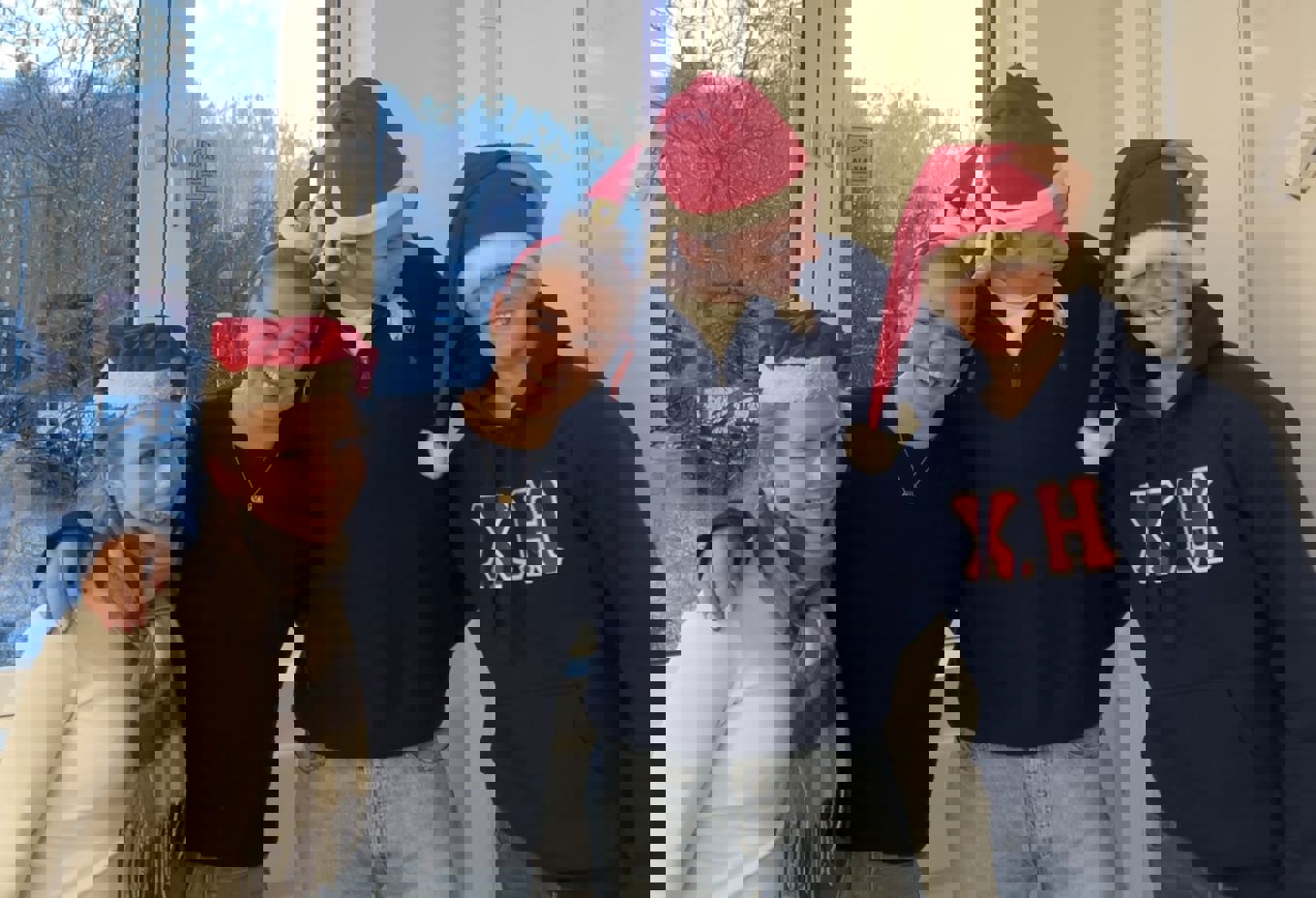 En gruppe mennesker med hatter