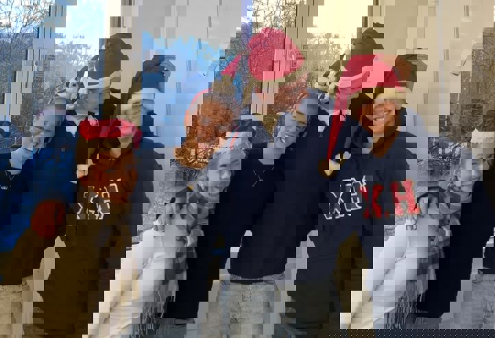 En gruppe mennesker med hatter