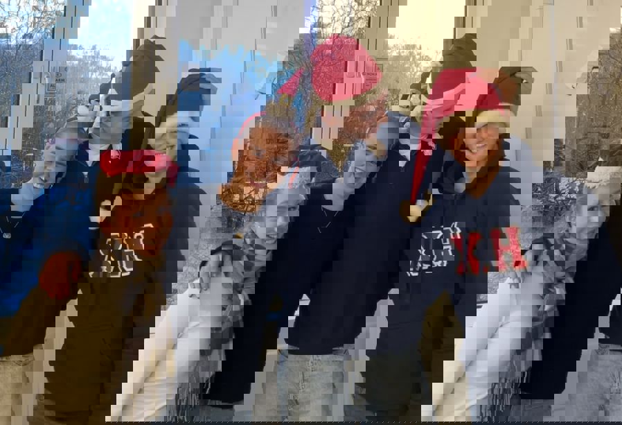 En gruppe mennesker med hatter