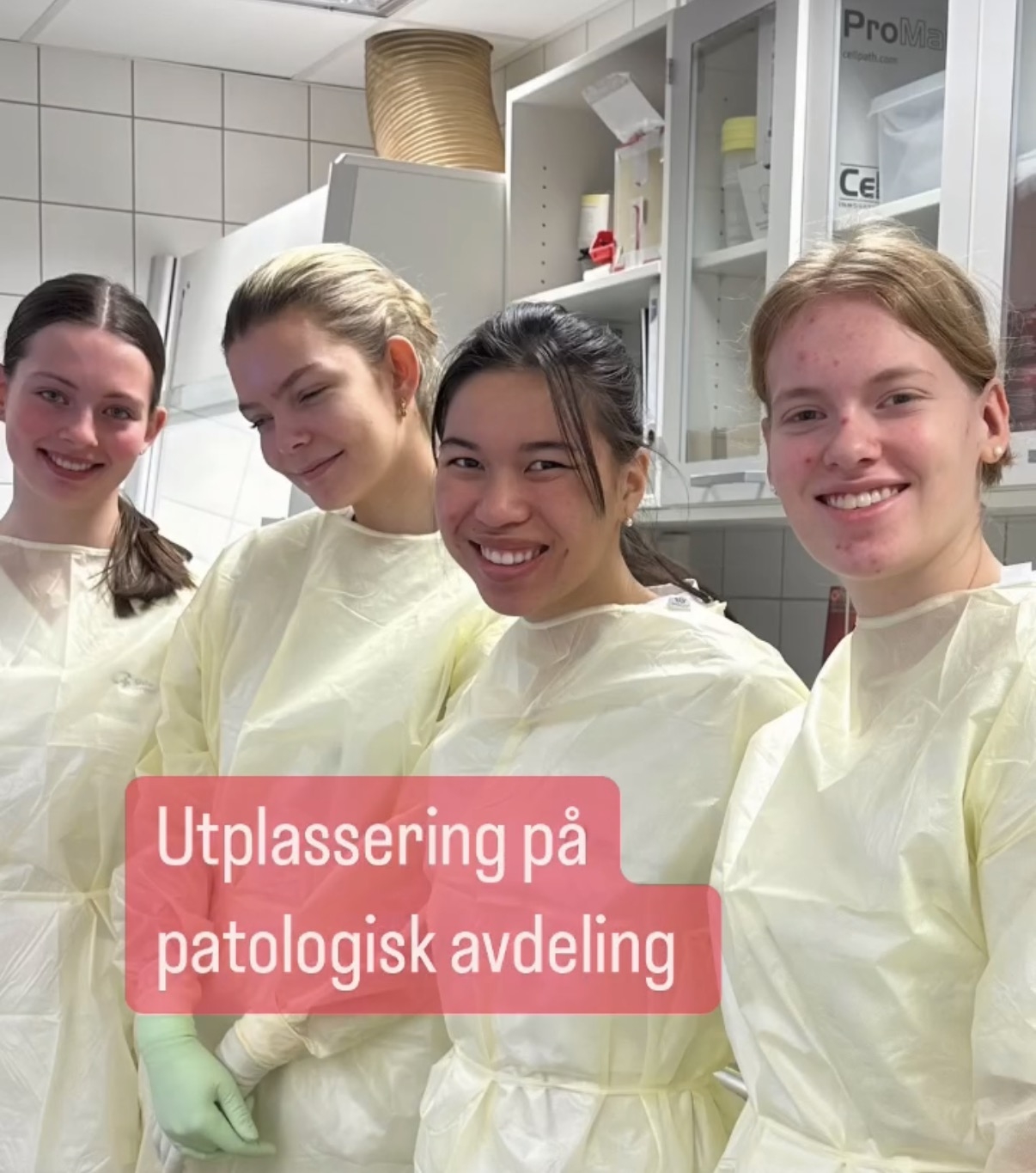 en gruppe mennesker iført hvite skjorter