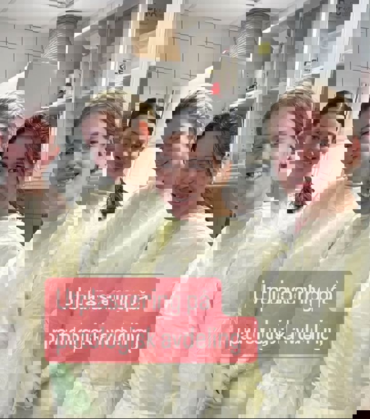 en gruppe mennesker iført hvite skjorter