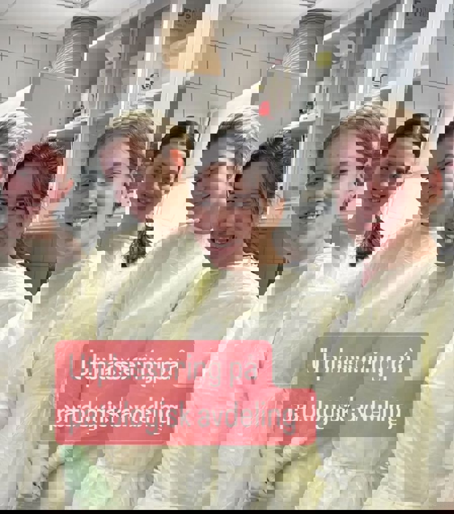 en gruppe mennesker iført hvite skjorter