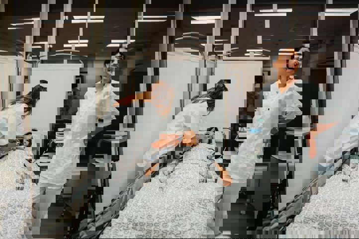 En person i en sykehusseng