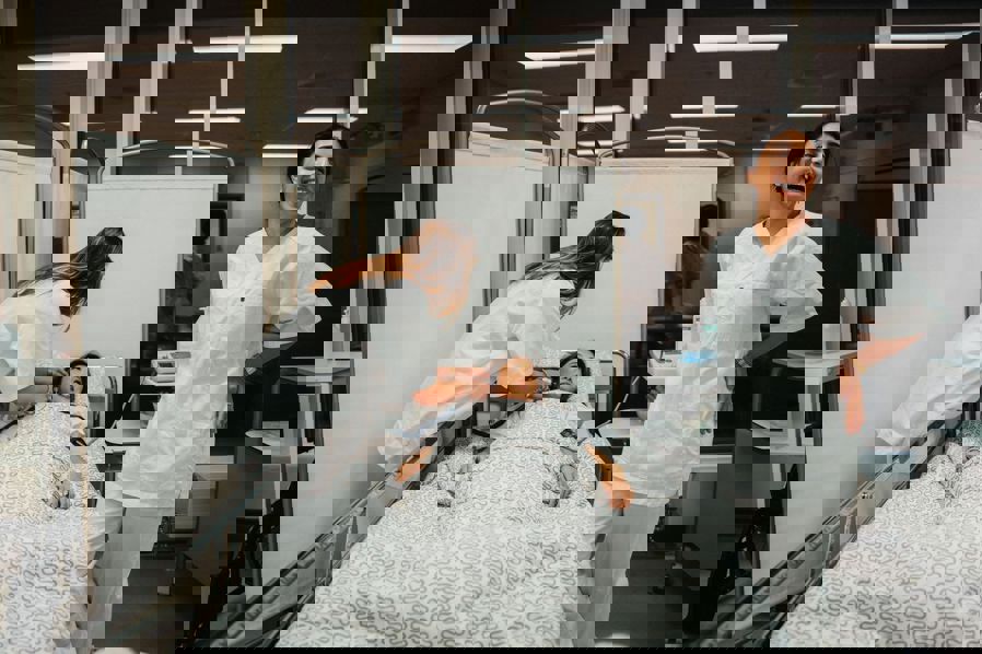 En person i en sykehusseng